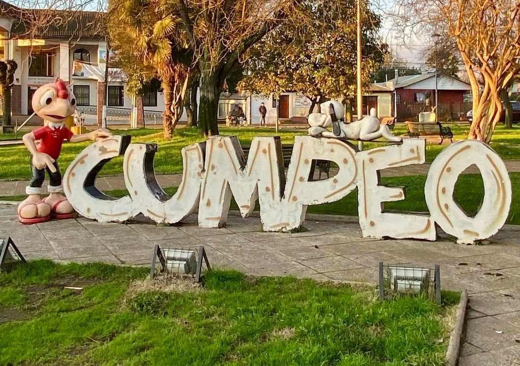 Plaza de Cumpeo, Región del Maule, Chile. Plaza de Cumpeo, Región del Maule, Chile.