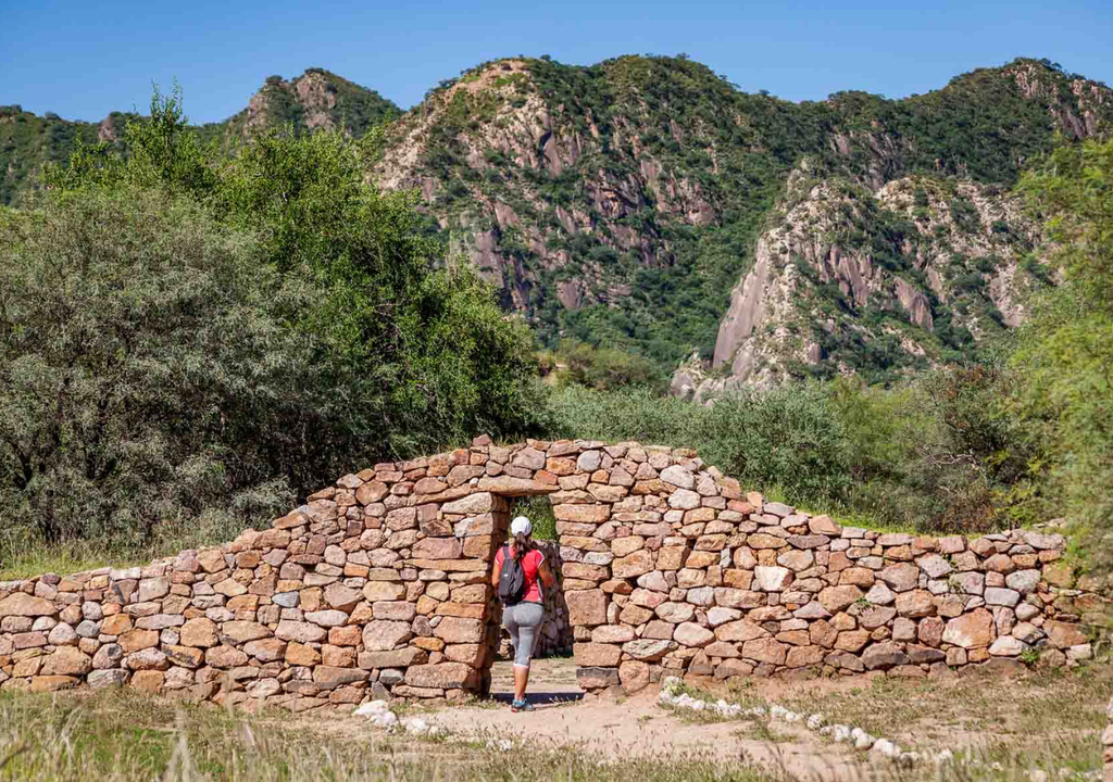Machu Picchu Argentino Ubicado en el pueblo de Londres (Catamarca), El Shincal de Quimivil combina el paisaje serrano con el legado del Imperio Inca. Foto: X @RespirArg
