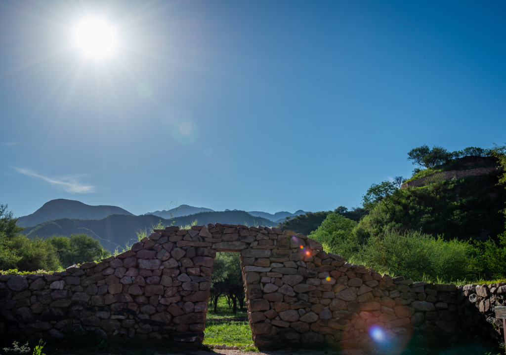 Machu Picchu Argentino Ubicado a unos 1.250 km de CABA, vía terrestre el viaje suele demandar entre 14 y 16 horas. Las mejores épocas para visitarlo son primavera y otoño.