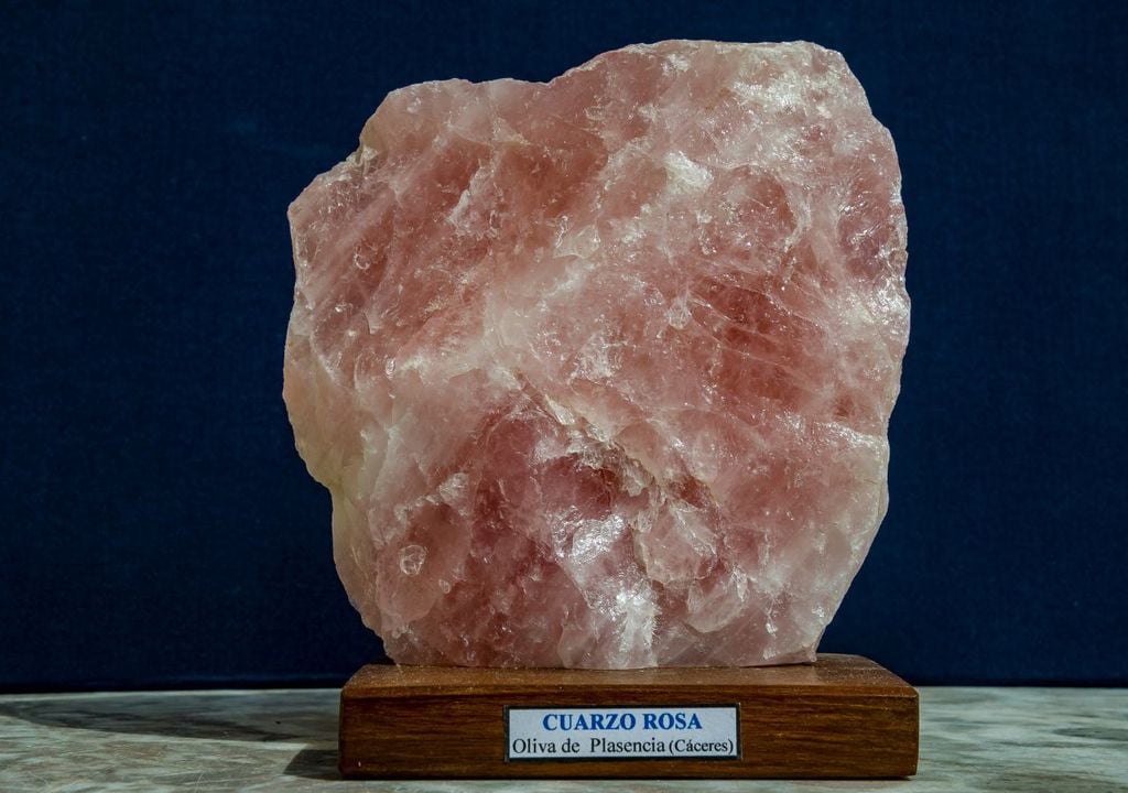 El cuarzo rosa es una variedad de dióxido de silicio cuyo característico color se debe a inclusiones microscópicas