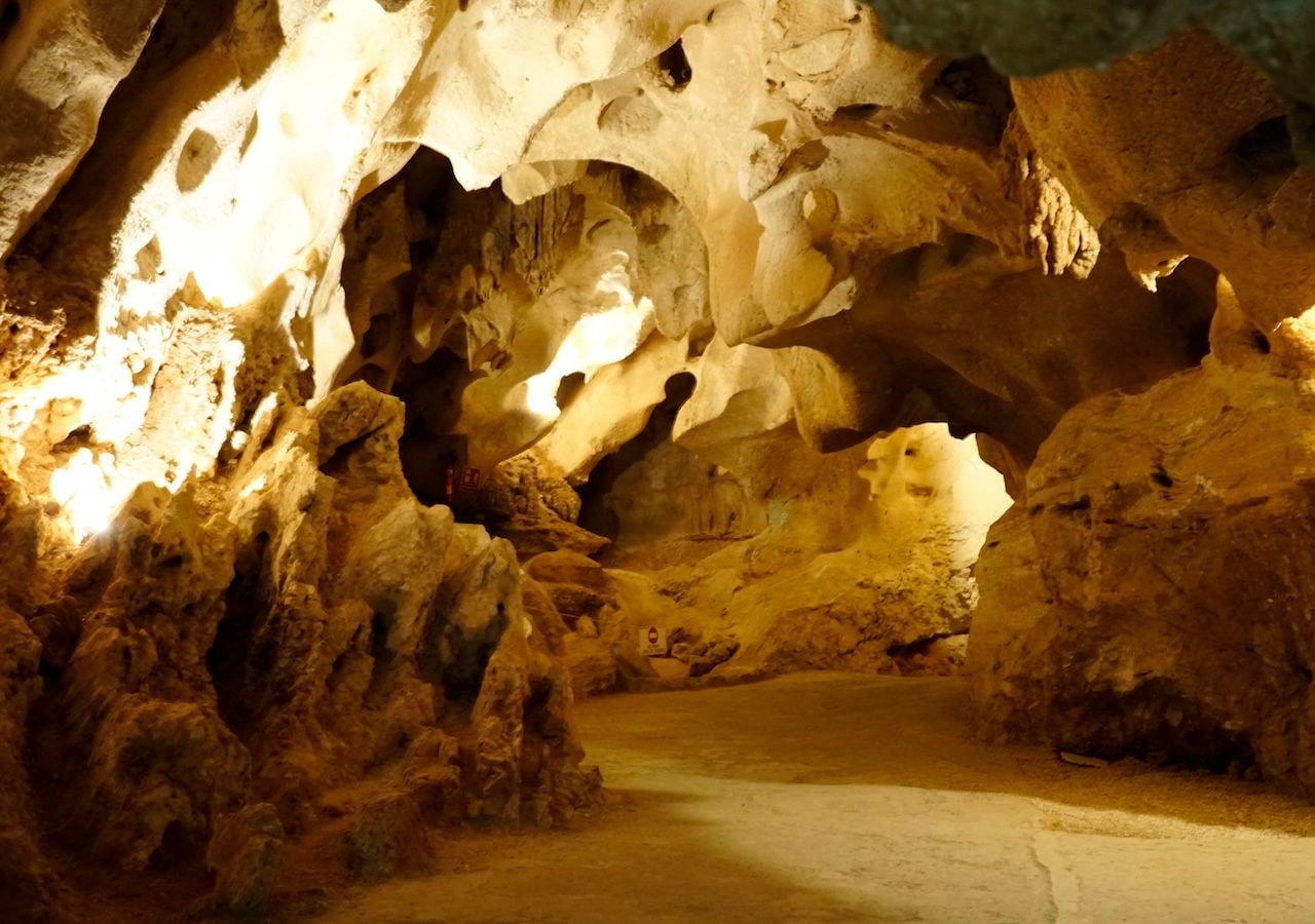 A 10 chilometri da Malaga si trova questa spettacolare grotta marina, il cui ingresso è alla portata di tutte le tasche, a meno di 5€.