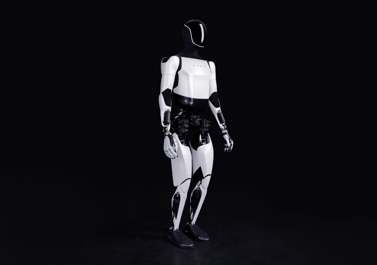 El robot humanoide Optimus, una mezcla de inteligencia artificial y diseño tecnológico avanzado.