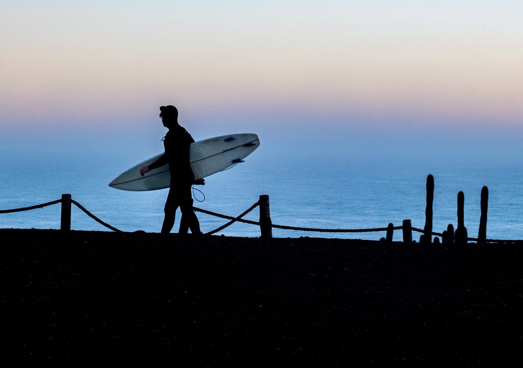 Surfista en Punta de Lobos, Pichilemu.