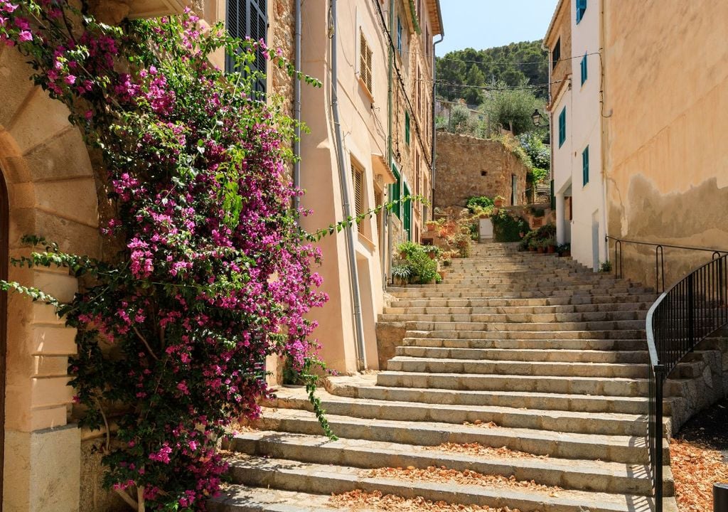 Las calles son estrechas y empinadas, con tramos que serpentean para salvar la pendiente