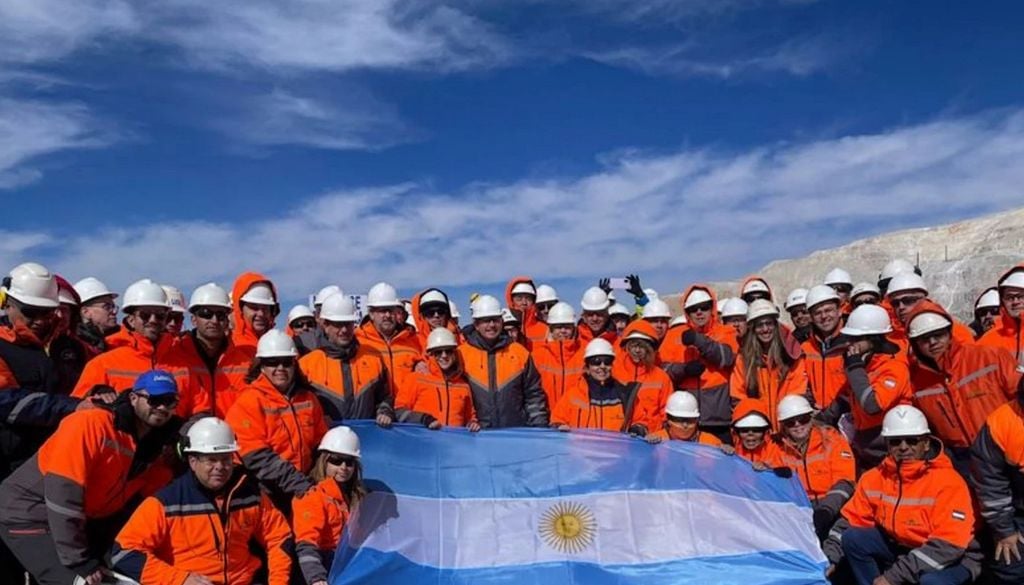 Trabajadores de la Mina Veladero, a 4.000 km de altitud. La mina Veladero funciona a más de 4.000 metros de altitud, con equipos organizados en turnos de día y de noche. Imagen: tiempodesanjuan.com