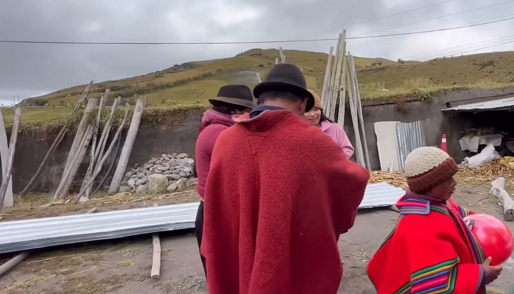 Juanito, pastor en Ecuador, vive a más de 4.000 metros de altura. Juanito mantiene una vida ligada al pastoreo en los páramos ecuatorianos, donde acompaña cada día a su rebaño por encima de los 4.000 metros. Imagen: @josueyeli / Youtube