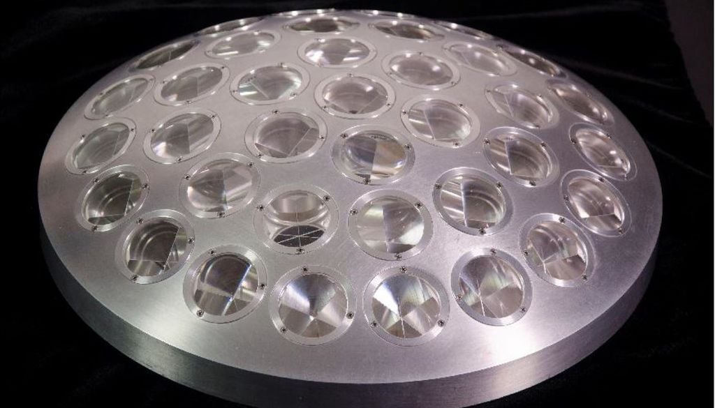 La superficie del satélite LAGEOS con 426 prismas que reflejan los pulsos láser transmitidos desde estaciones terrestres. Crédito: NASA/GSFC.