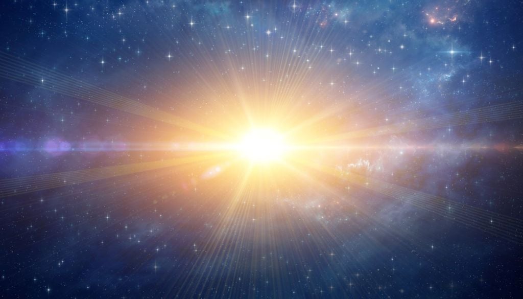 Las supernovas son las explosiones que suceden con estrellas supermasivas o binarias que alcanzan su límite.
