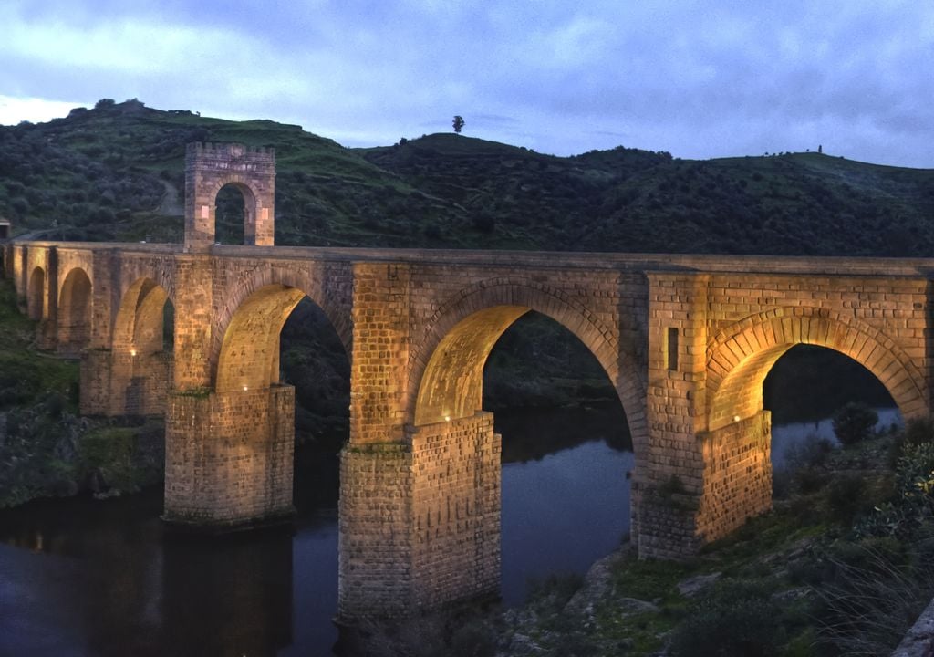 Puente romano de Alcántara, sobre el río Tajo, construido entre los años 103 y 104.