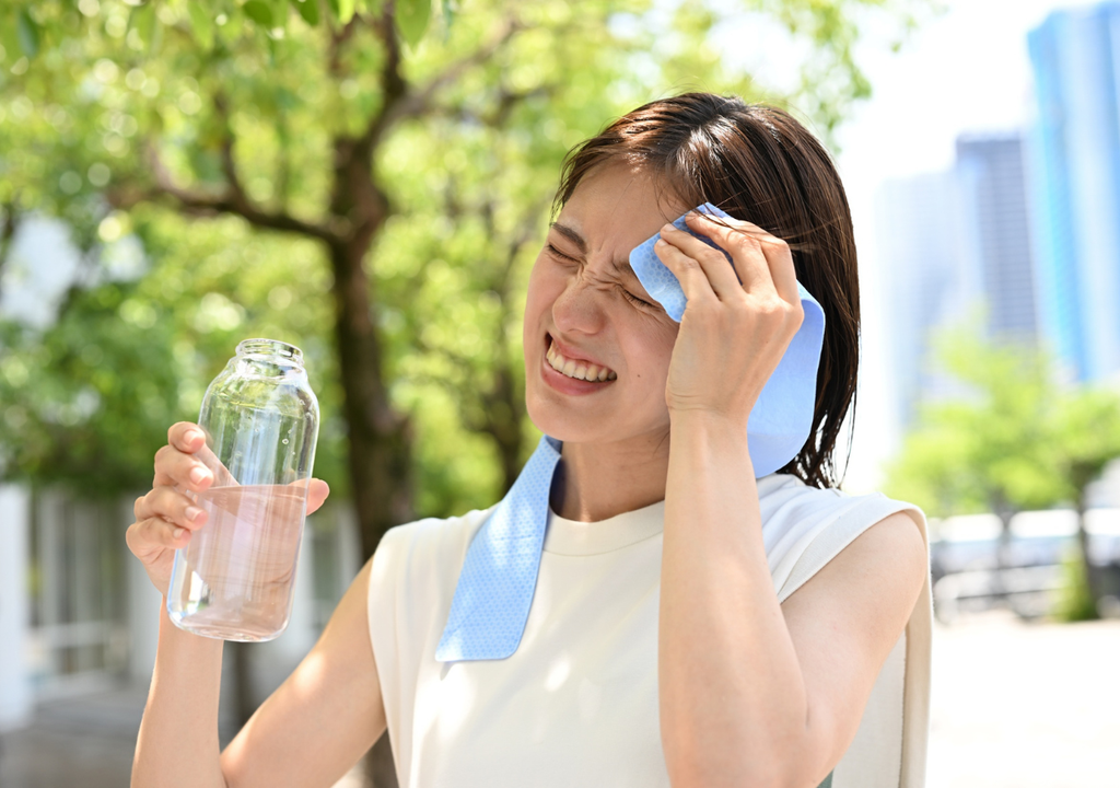 Mujer refrescándose Mujer refrescándose