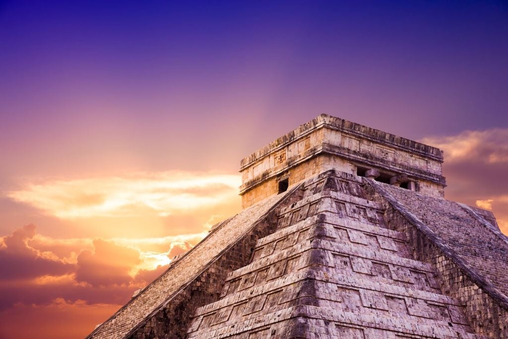 En sitios arqueológicos como Chichén Itzá, la luz solar proyecta figuras serpentinas sobre la Pirámide de Kukulkán