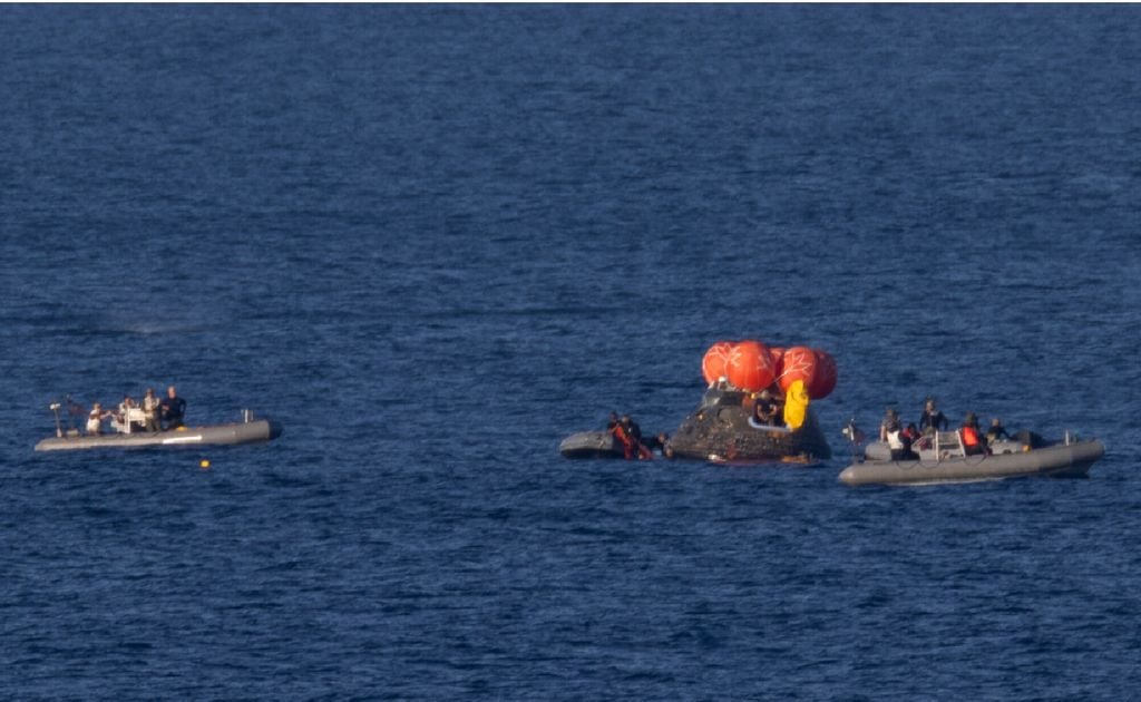 La tripulación de la misión Artemis II de la NASA, a bordo de su nave espacial Orion, ha regresado a la Tierra. Lograron un amerizaje exitoso con paracaídas en el Océano Pacífico, frente a la costa de San Diego, a las 20.07 HOA. Créditos: NASA.
