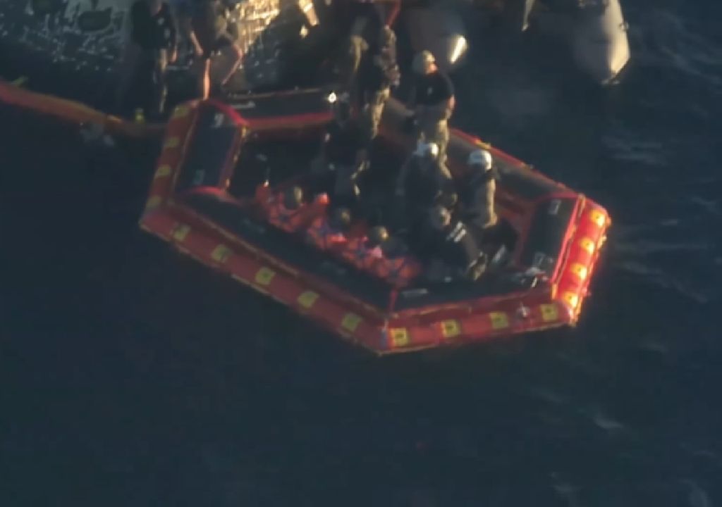 La tripulación de Artemis II aparece en una balsa inflable, denominada "portón delantero", tras abandonar la nave espacial. La misión Artemis II amerizó con éxito en el océano Pacífico a las 20:07 (hora del este de EE. UU.) del 10 de abril de 2026. Créditos:NASA