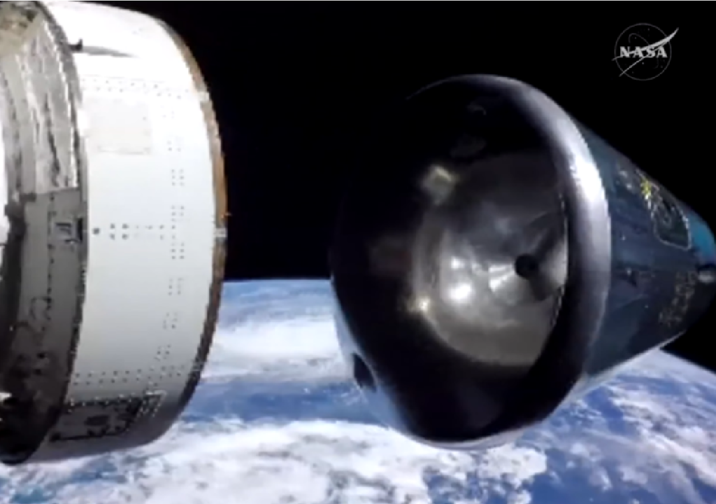 A las 20.33 HOA, la tripulación y el módulo de servicio de Orión se han separado. El módulo de tripulación continúa su trayectoria hacia la Tierra, mientras que el módulo de servicio se desintegrará inofensivamente en la atmósfera terrestre sobre el océano Pacífico. La trayectoria de retorno de Artemis II está diseñada para garantizar que los restos no representen un peligro para tierra firme, personas ni rutas marítimas. Créditos: NASA.