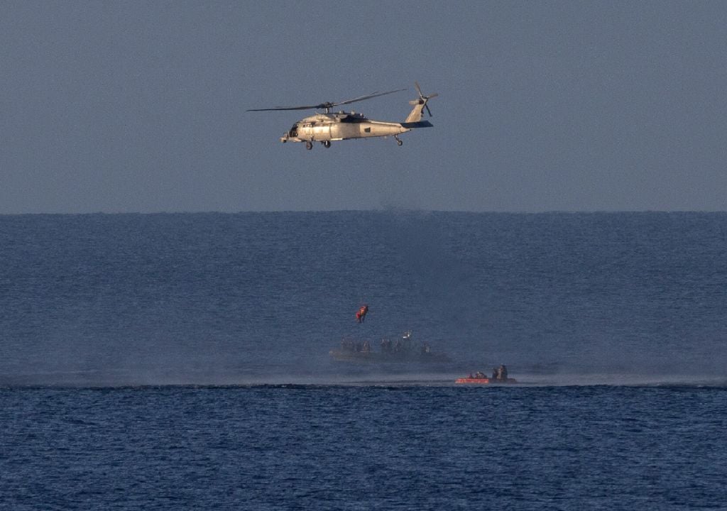 Casi dos horas después del amerizaje, la tripulación es evacuada de la cápsula Orion. Helicópteros de la Armada de los Estados Unidos los transportaron primero hasta el buque. Créditos: NASA.