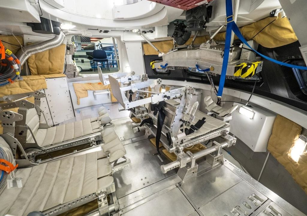 Los asientos en la nave Orion pueden plegarse, una vez comenzado el viaje, y dejar más espacio libre a los astronautas. Crédito: NASA