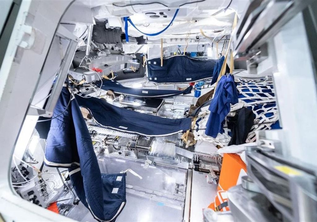 Así son los sacos de dormir instalados en la nave Orión para que los astronautas puedan descansar y retomar energías en este viaje de 10 días alrededor de la Luna. Crédito: NASA