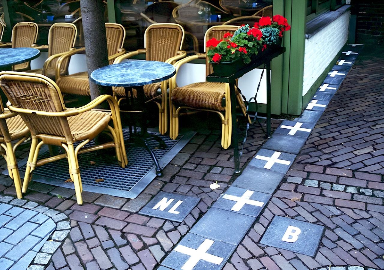 Un caffè a Baarle-Nassau (Paesi Bassi), al confine con il Belgio. Il limite è indicato sul marciapiede.