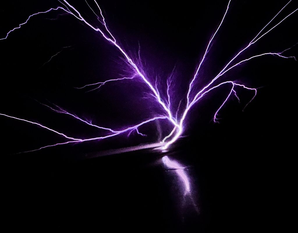 Fuego de San Telmo, Violeta, fondo negro Fuego de San Telmo, Violeta, fondo negro