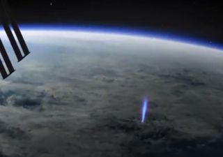 Un rayo azul es detectado en la atmósfera terrestre desde la ISS