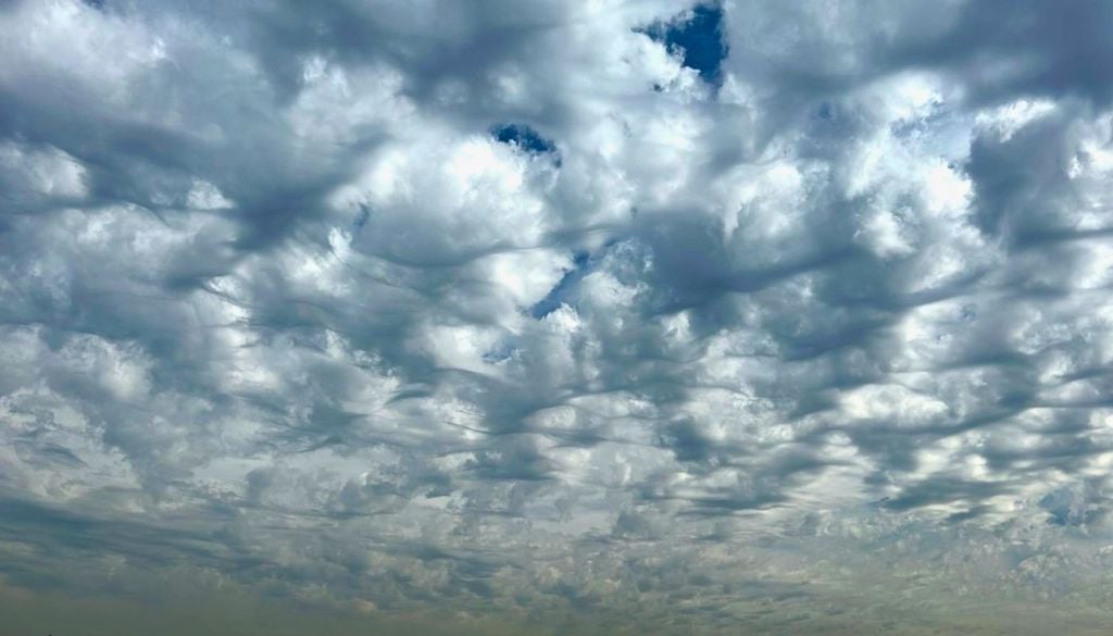 Así lucen las asperitas, nubes con forma ondulada y caótica que anuncian el arribo del tiempo inestable. Crédito: @laurabatista.tiempo