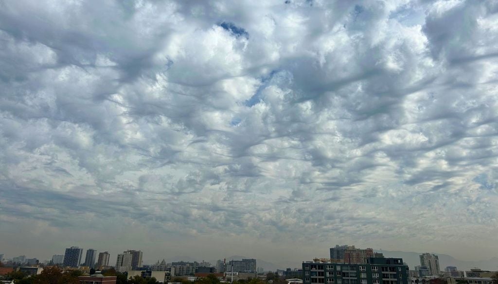 El pasado 05 de mayo tuvimos un episodio de estos en la capital chilena: previo al arribo de un sistema frontal, se registró un "mar" de asperitas sobre Santiago. Crédito: @laurabatista.tiempo