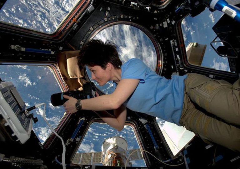 Astronauta flagra fumaça pairando na Estratosfera Astronauta flagra fumaça pairando na Estratosfera