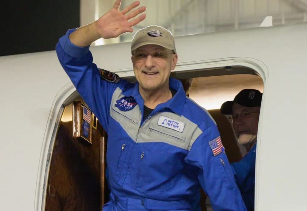 O astronauta da NASA Don Pettit acena após chegar a Houston em 20 de abril de 2025. Pettit retornou à Terra em 19 de abril para encerrar uma missão de sete meses na Estação Espacial Internacional. (Crédito da imagem: NASA)