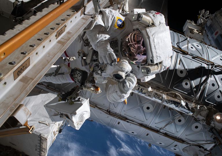 Astronauta tomando fotografía Astronauta tomando fotografía