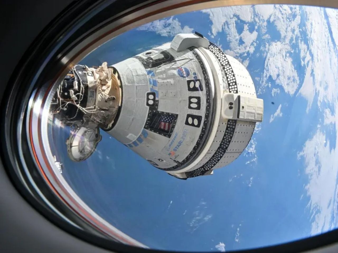 Vista de la Starliner desde adentro de la Estación Espacial Internacional. Crédito: NASA