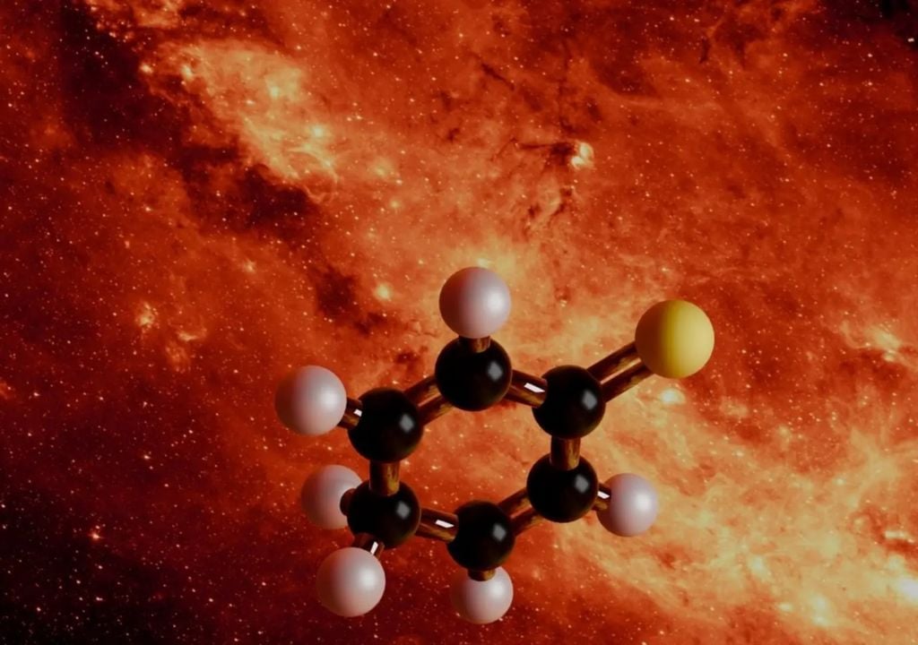 En el corazón de nuestra galaxia, los científicos descubrieron la primera molécula con seis miembros del anillo que contiene azufre escondido en una nube interestelar. Crédito y ©: MPE/NASA/JPL-Caltech