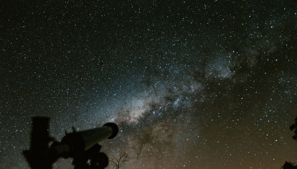 O sinal provém da OP 313, uma galáxia ativa situada a cerca de 8 000 milhões de anos-luz