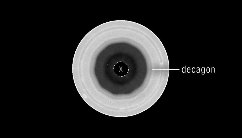 Hubble muestra decágono atmosférico en Saturno, presente desde 2023 y más definido. Crédito: NASA/ESA.