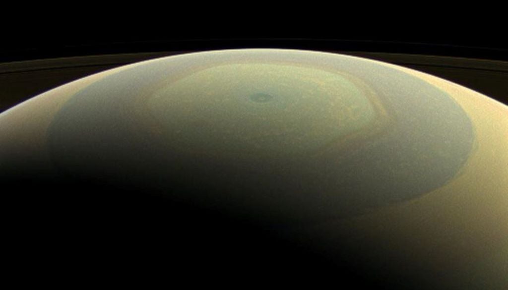 Saturno luce en color natural; Cassini muestra su hexágono polar norte y una tormenta tipo huracán. Crédito: NASA/JPL-Caltech/Space Science Institute.