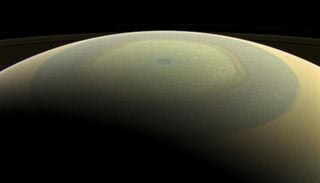 Astr&oacute;nomos detectan una gigante figura de 10 lados en Saturno que desconcierta al mundo