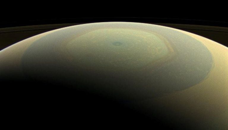 Astr&oacute;nomos detectan una gigante figura de 10 lados en Saturno que desconcierta al mundo