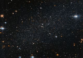 Astrónomos intrigados: Hubble observa galáxias satélites anãs estranhamente organizadas em redor da galáxia de Andrómeda