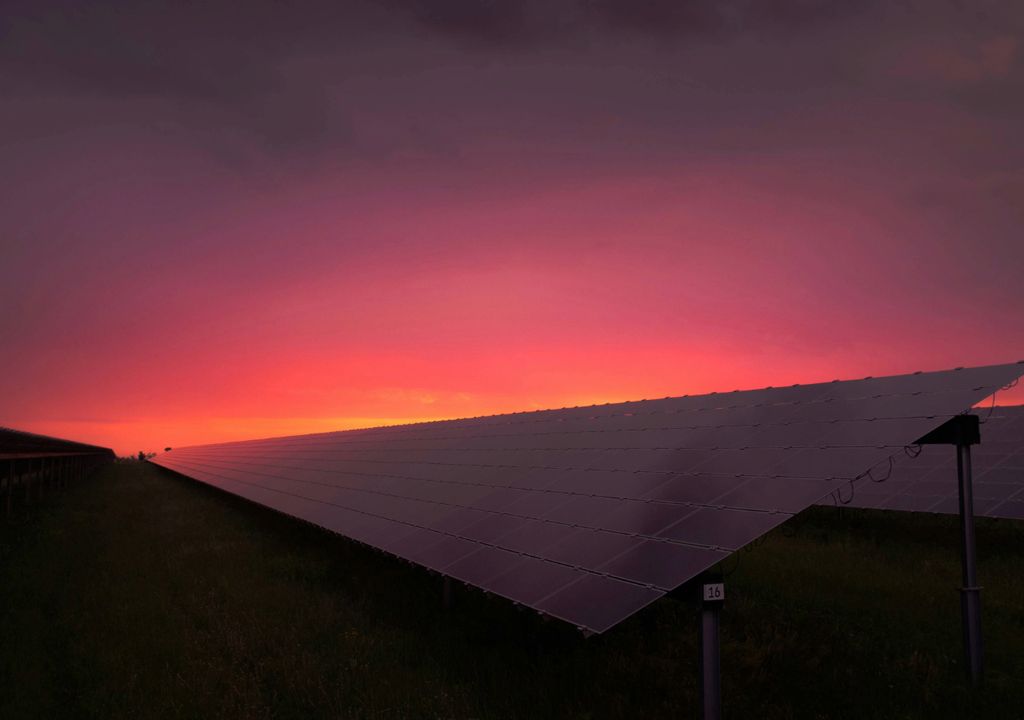 Los reflectores en órbita alrededor de la Tierra podrían ayudar a impulsar la producción de futuras granjas solares, particularmente al anochecer y al amanecer. Foto de Karsten Würth en Unsplash.