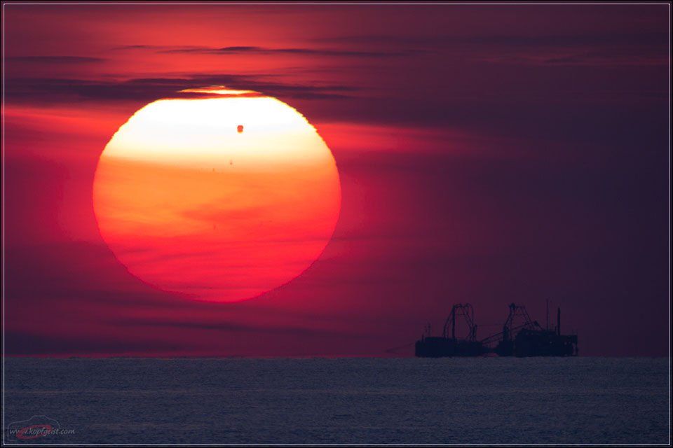 Venus transitando por el Sol en el mar Báltico Venus transitando por el Sol en el mar Báltico. Imagen y Crédito Jens Hackmann