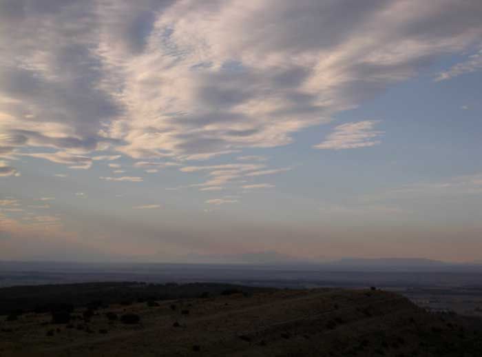 Atardeceres De Burgos La segunda foto era un poco antes de atardecer mirando hacia el norte desde la sierra de las Mamblas un poco al SE de Burgos por la carretera de Soria. Se ven el pico Curavacas de 2520 metros de la zona palentina a la derecha y a la izquierda el Espigüete.