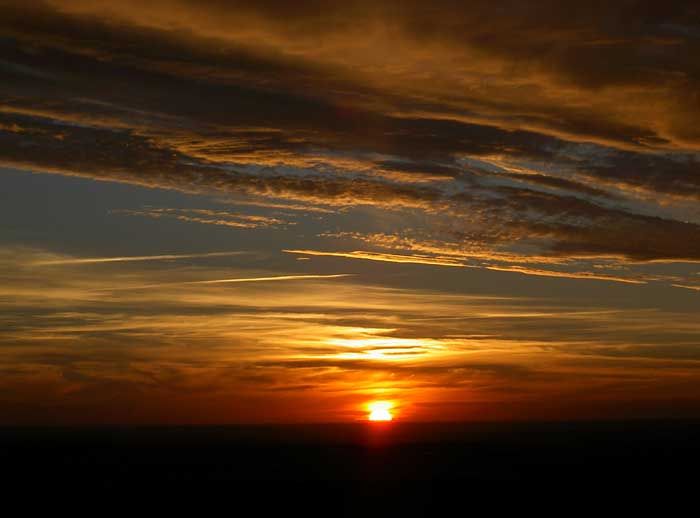 Atardeceres De Burgos La tercera foto está sacada desde la sierra de las Mamblas un poco al SE de Burgos por la carretera de Soria. Me gusta mucho los colores que coge la foto.