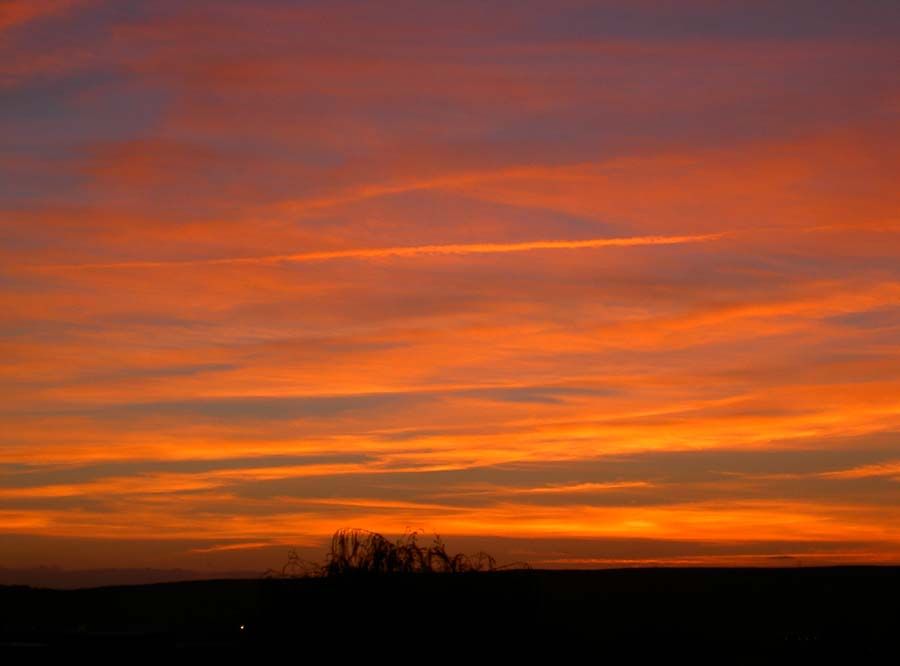 Atardeceres De Burgos La cuarta foto está sacada desde mi habitación mirando hacia el W antes de la entrada de un frente. El color rojizo llegaba hasta mí.