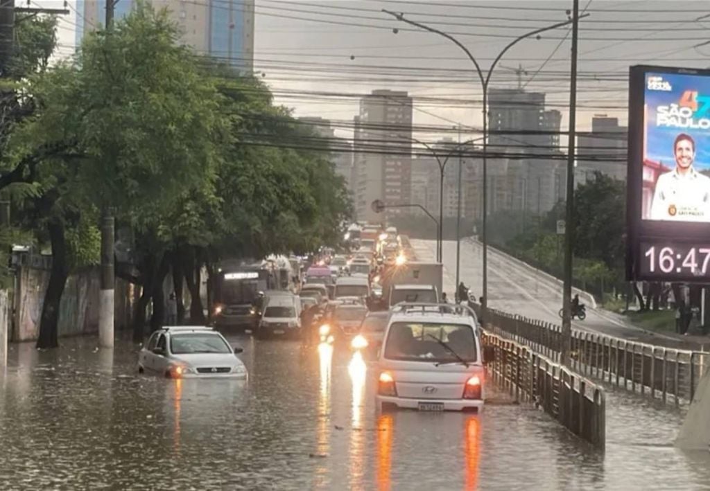 Chuvas volumosas no Sudeste do Brasil ao longo desta semana deixam a região em alerta para novos transtornos, como alagamentos, nos próximos dias. Crédito: Reprodução.