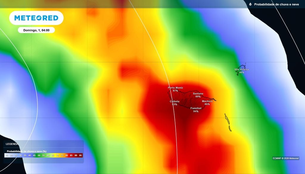 Probabilidade de precipitação é elevada em todo o arquipélago na madrugada de domingo (1). Fica ainda evidente que essa probabilidade é superior na vertente sul e terras altas da Madeira.