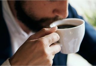 Até que horas podemos tomar café sem que este prejudique o nosso sono? Um novo estudo tem a resposta