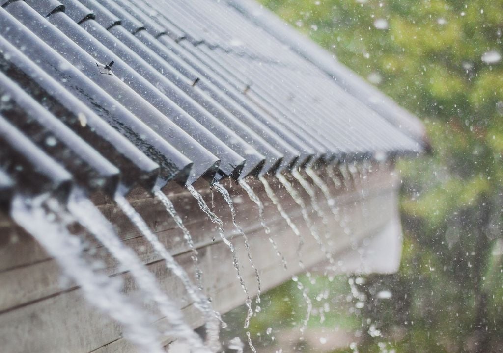 Lluvias intensas deslizándose por un tejado