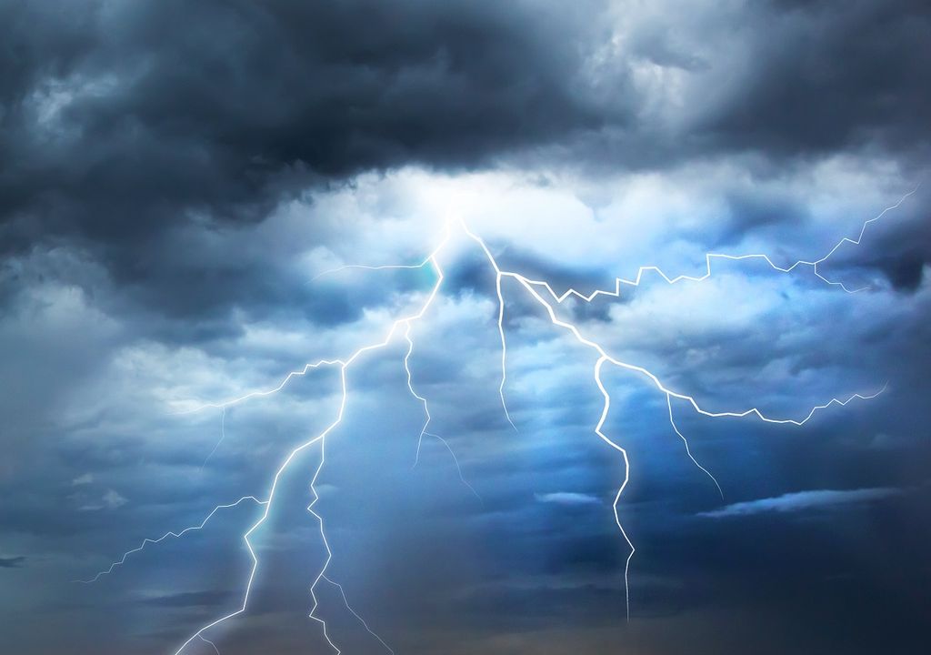 Tormenta eléctrica: rayo saliendo de una nube