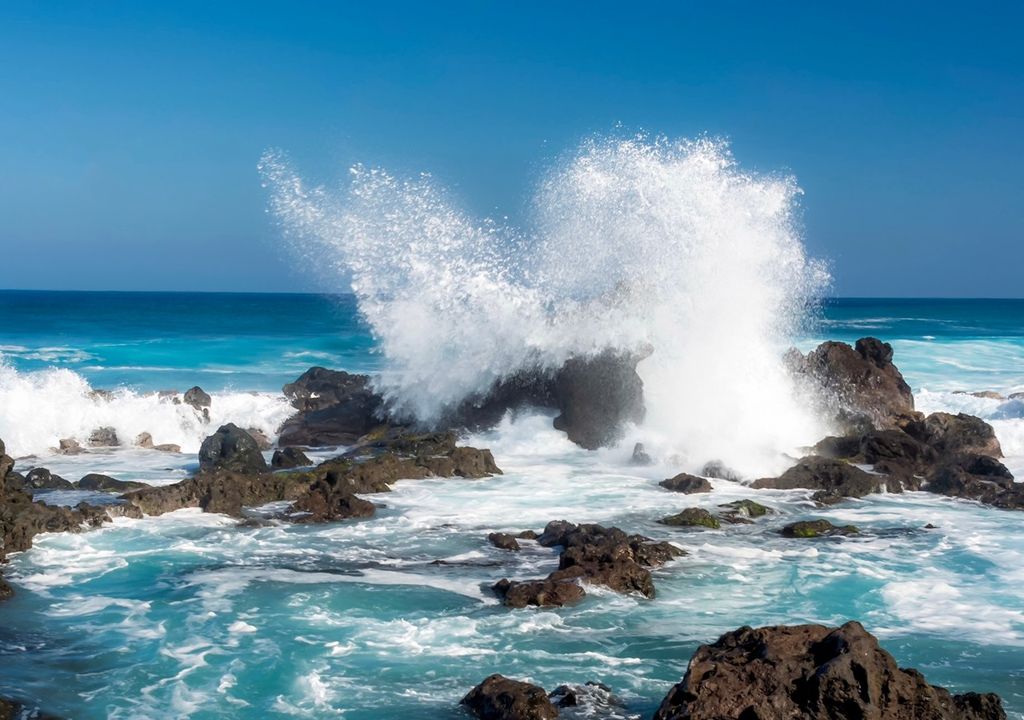 olas rompiendo sobre las rocas de la costa