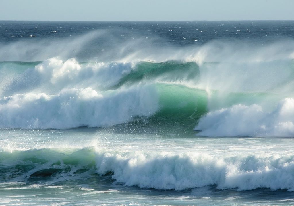 Grandes olas en la rompiente costera