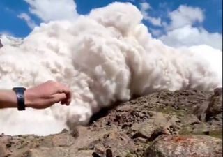 Impressionante: turista registra uma avalanche avançando em sua direção!